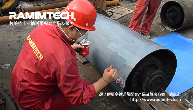 1451100343427774.jpg 茵美特滾筒包膠現(xiàn)場(chǎng)涂刷膠水.jpg