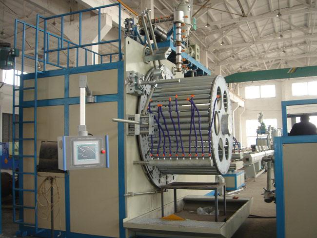 1481005630308211.jpg PE大口徑中空壁纏繞管設(shè)備.jpg