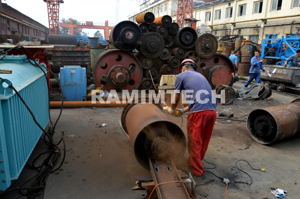 1451100399434165.jpg 茵美特滾筒包膠現(xiàn)場(chǎng)打磨.jpg