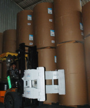 堆垛在倉庫的牛皮紙卷 堆垛在倉庫的牛皮紙卷